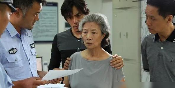 她是国家一级演员,儿子儿媳是娱乐圈大佬,女儿为祖国航天做奉献