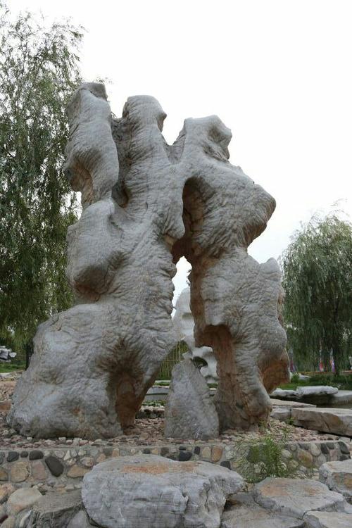 中华奇石城坐落在山东省临沂市费县城北一公里处,是中国最大的观赏石