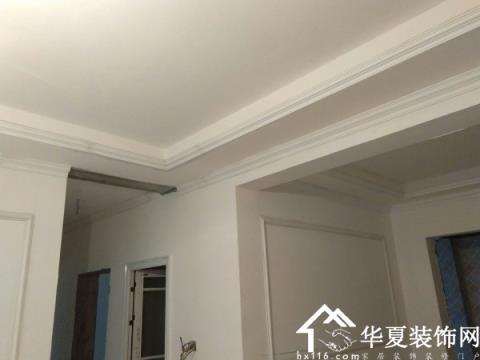 应挑选和房子的高度,墙面色彩,装饰程度,个人喜欢相匹配的石膏线