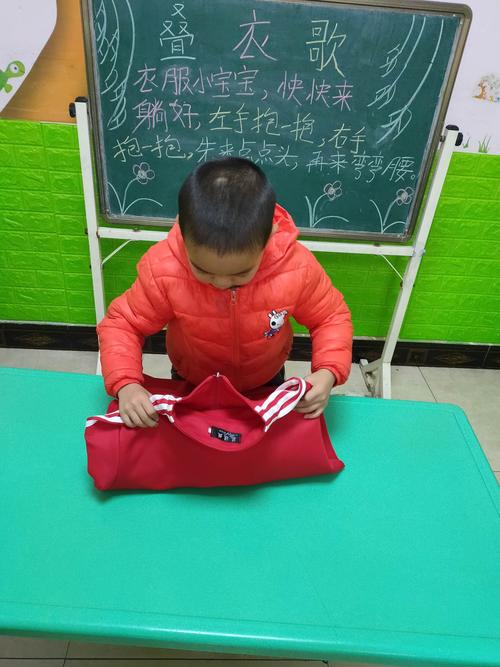 我的小手真能干---长安曙光幼儿园大班叠衣服比赛活动