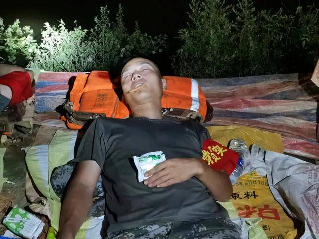 抗洪一线的26个最美瞬间看哭了