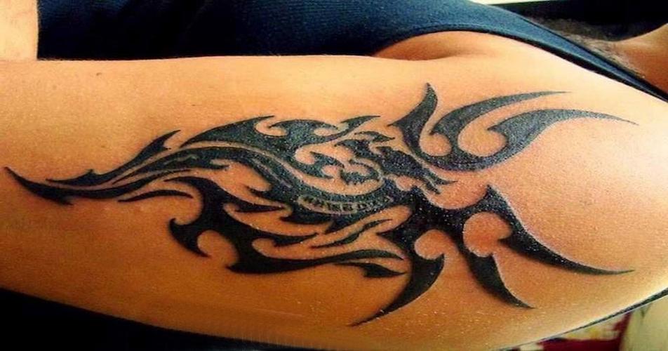 男生手臂上黑色线条创意霸气图腾纹身图案