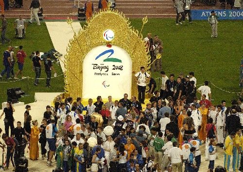 第十二届残奥会闭幕式结束后,各国运动员在会场欢庆; 雅典残奥会闭幕