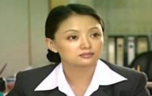 她是《插翅难逃》中的郭金凤,现实中她赚20亿后,躲美国终身不嫁