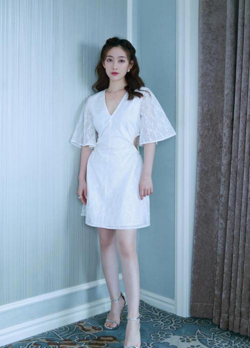 刘美含才是宝藏女孩,小白裙腰间设计吸睛,"黑魔仙"成靓丽女神