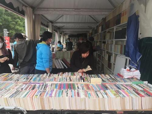 在北京朝阳公园    2021年北京书市今天开市啦!