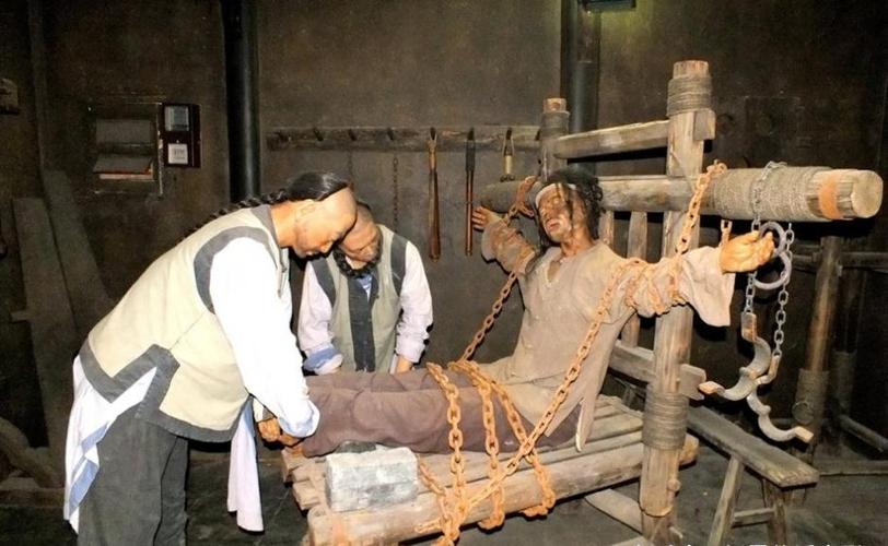 古代酷刑"老虎凳",看起来平平无奇,只需3块砖就让无法承受