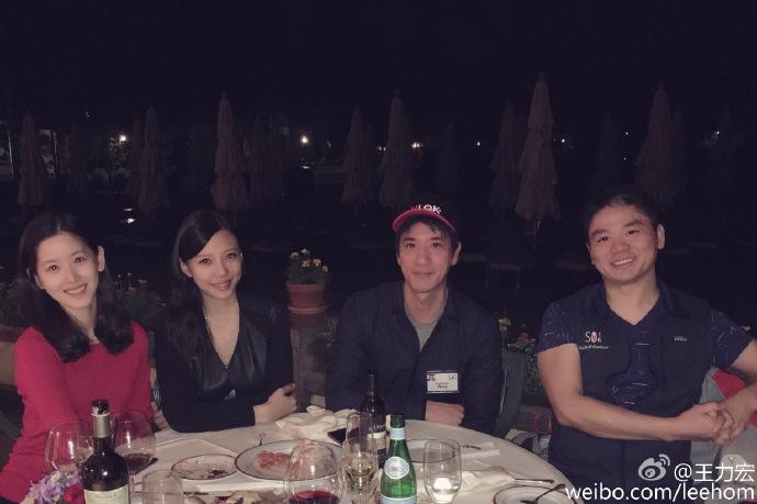 王力宏老婆比奶茶妹妹大了整整7岁,照片中李靓蕾身穿黑色深v上衣比