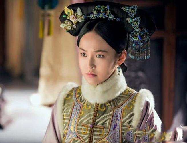 她们不是姐妹,名字念起来很像,年龄相差有2岁,却长得有8成像