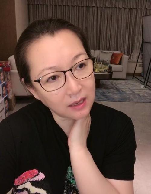 赵本山55岁妻子马丽娟直播首秀,首次坦言如何做好妈妈