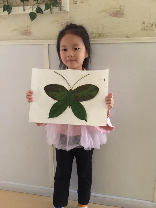 亲子手工—树叶粘贴画