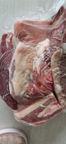 还有这块,老妈说猪肉的油是白色的,而牛肉的油是偏黄一点的