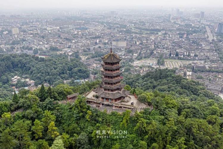 玉垒阁位于都江堰景区玉垒山的最高点 在这里可以俯瞰都江堰工程和