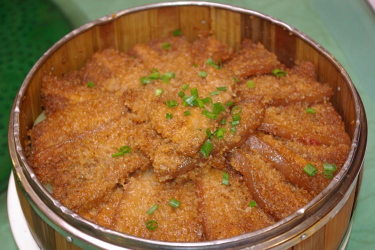  p>江西传统粉蒸肉是一道由五猪花猪肉等食材制成的美食. /p>