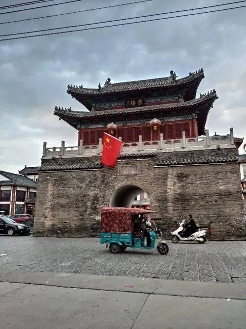 临颍:十一假期期间,很多人选择到这里感受人潮汹涌_鼓楼_广场_周边