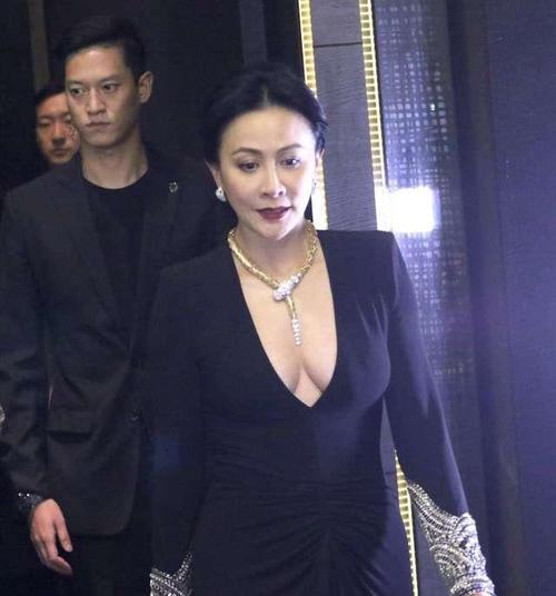 不老女神刘嘉玲,穿黑色深v连衣裙秀事业线,傲人身材太