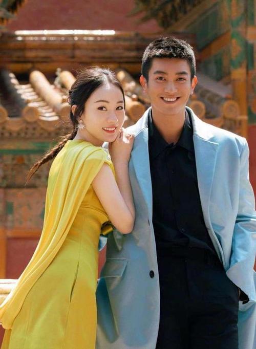 11月18日,有八卦媒体拍到演员杜江携妻子霍思燕和儿