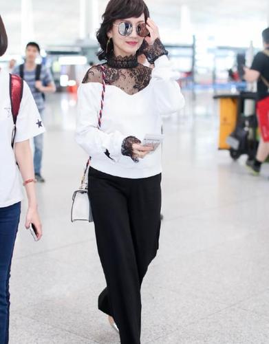 赵雅芝白色上衣搭配黑色休闲裤,简约大气,年轻又时髦