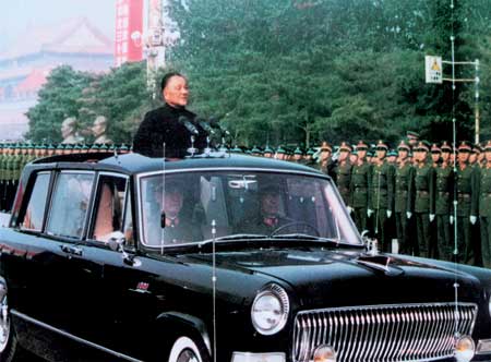 1984年10月1日,邓小平同志检阅炮兵学院方队.