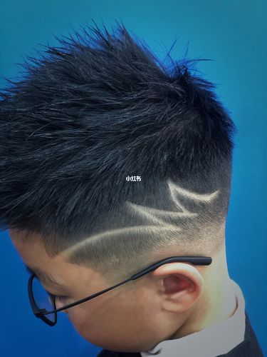 小男孩发型—-飞机头_男士发型_飞机头_发型_男士发型