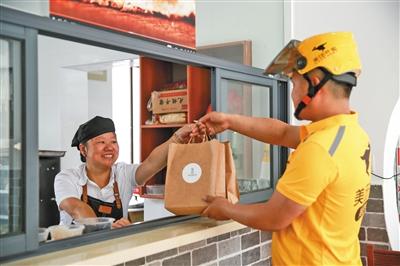 外卖小哥在一家老字号门店取餐.受访者供图