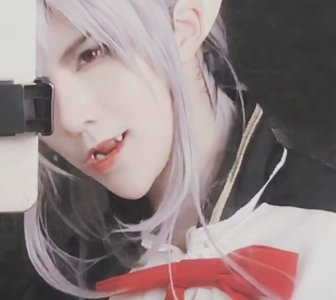 老寒cos费娘,神还原的妆容不是重点,当她露出虎牙时帅