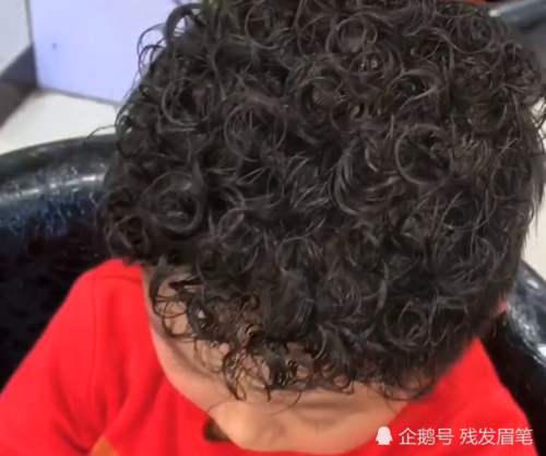 小男孩烫了款羊毛卷发型后,居然有种不搭配的高冷气质