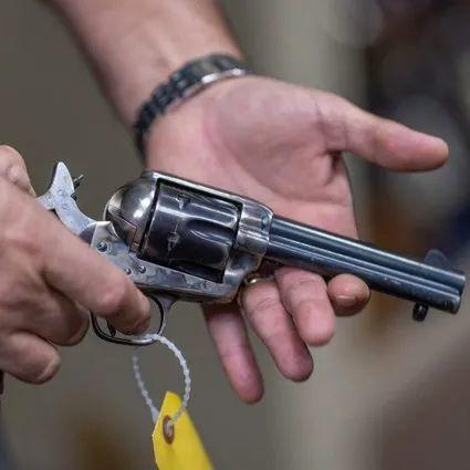 山寨特朗普枪杀案一发子弹击中两人好莱坞草台班子这么水