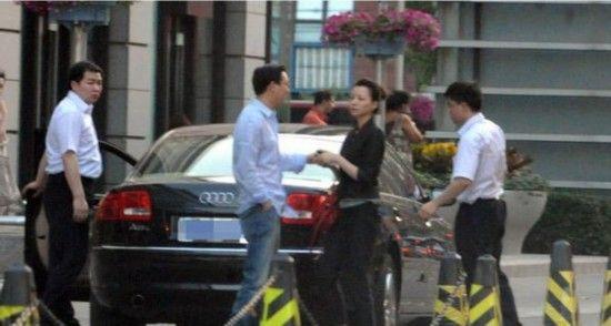 董卿春晚裸色礼服遭神p 极品前任情史曝光/图(全文)