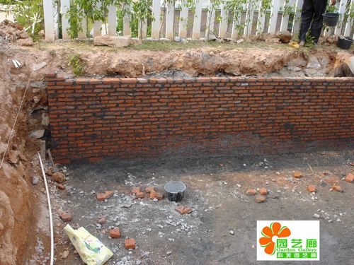 因怕浇注混凝土时有蜂窝麻面,砖模就发现不了,但那边是挡土墙,没办法