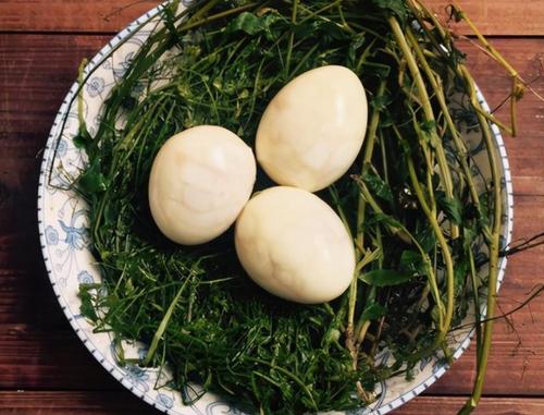 三月三,我家用野菜煮鸡蛋,老人小孩都能吃,营养滋补更养生