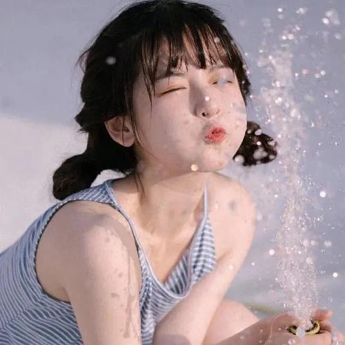 有没有姐妹有那种非常夏天凉快一点的头像女生穿吊带