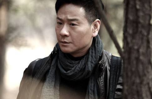 其实在娱乐圈,于荣光还有一个没有血缘关系的"孪生兄弟"——连奕名.