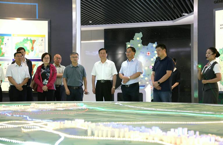 四川省泸州市人大常委会曹建国一行参观曲靖市规划展览馆