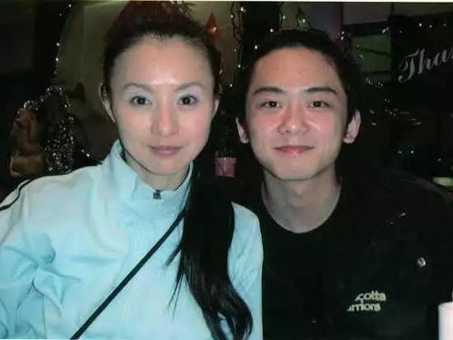 不仅大爆李赛凤偷情,对象还是20出头的干儿子!