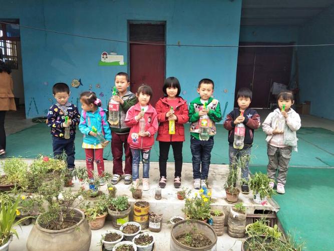 宝宝们自己种花浇水