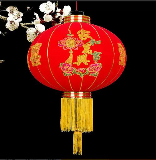 " 红红的灯笼"一盏盏火红的灯笼,象征着新年的祝福,处处洋溢着浓浓的