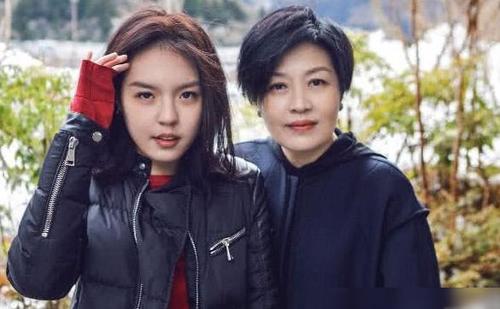 李咏妻子哈文传来"喜讯",本人发文晒照片,网友纷纷送上祝福!