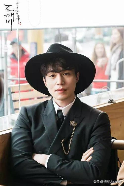 主演孔侑与李东旭的《鬼怪》剧照 虽然他是男二,但是凭借精湛的演技