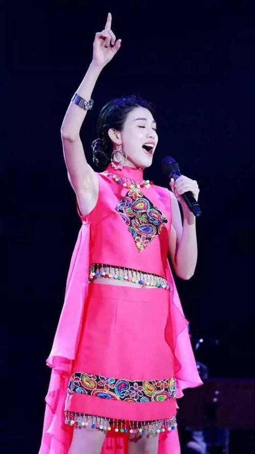 最终,才貌双全,民通风格全能的歌手魏伽妮一举夺得星光大道周冠军.