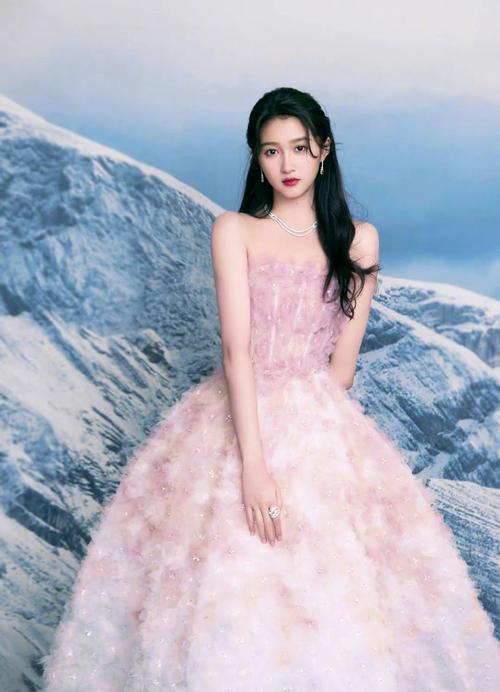 关晓彤气质绝好闪光礼服裙仙气十足变身为俏丽脱俗的锦鲤少女34p