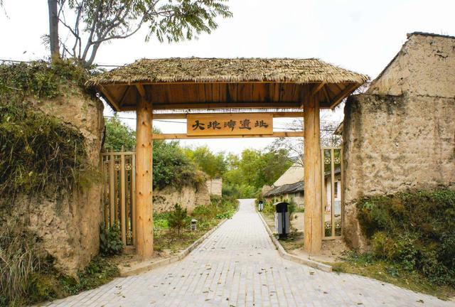 经304省道到达位于秦安县城东北45公里处的五营乡邵店村的大地湾遗址