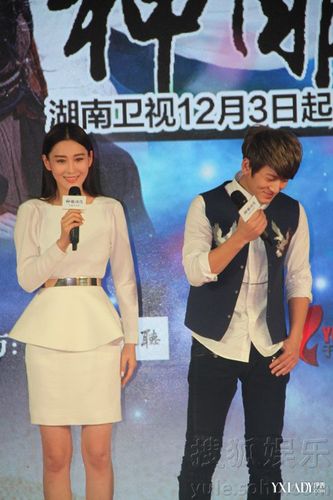 《神雕》发布 "女魔头"张馨予霸气拥陈翔入怀