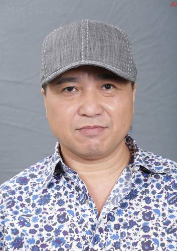雷锦铛  演员 古明华   年龄:40岁,过气黑帮大佬,为人有仇必报,心狠