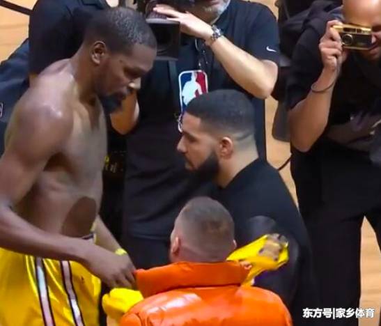 44 49 51,杜兰特连破五大纪录,脱衣送人半裸秀劲爆肌肉