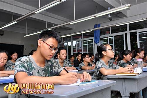 宜宾市三中,高一新生在新课堂接受学习