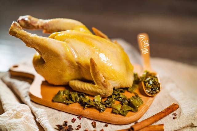 蒜香鸡,浓浓的蒜蓉味儿一瞬间让小七有种烧烤大排档的错觉,既能满足