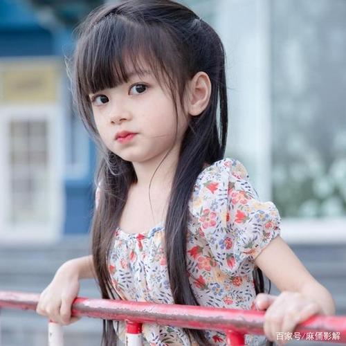 精致的五官看起来有种混血宝宝感,姊弟同框画面真的是完美到不行