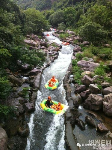 1,百丈飞瀑漂流,全程约3公里,总体落差80余米,落差区位60余个,惊险