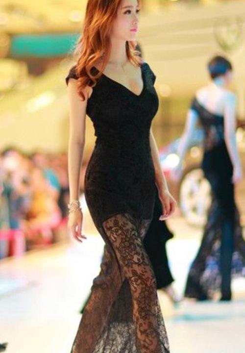 路人街拍, 穿紧身裙的性感美女, 那丰满的身段不知迷住了多少人